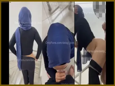 Daisy Bae Jilbab Tobrut Stape Di Tangga poster